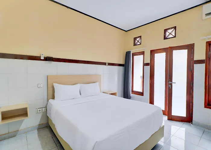 Townhouse Oak @lebak Bene Near Kuta Hotel 2*