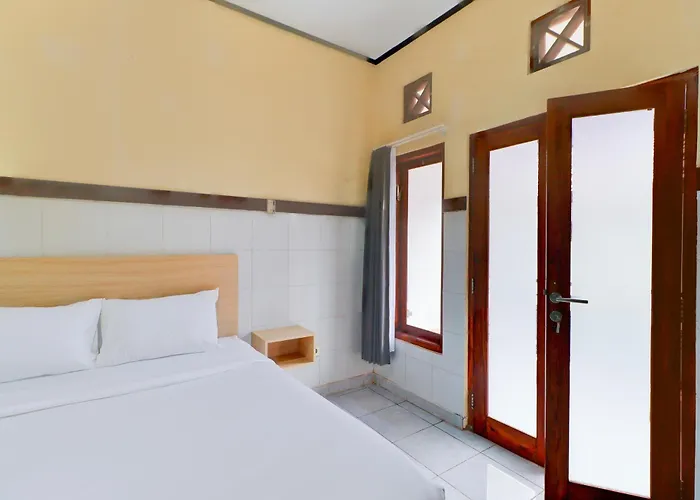 Townhouse Oak @lebak Bene Near Kuta Hotel