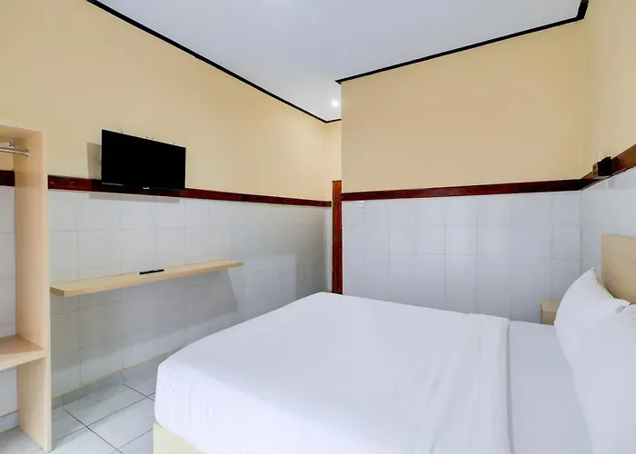 Townhouse Oak @lebak Bene Near Kuta Hotel 2*